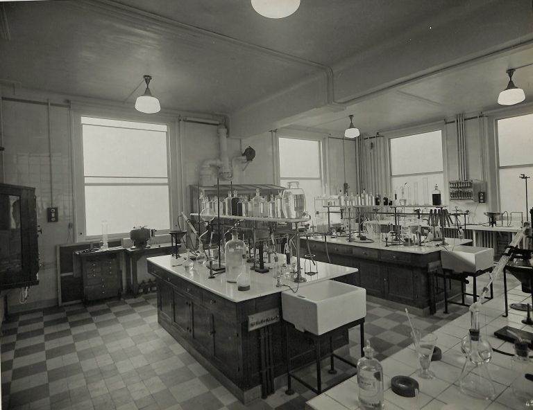 Labo IBPC-n°43-© Archives IBPC:Photo Chevojon