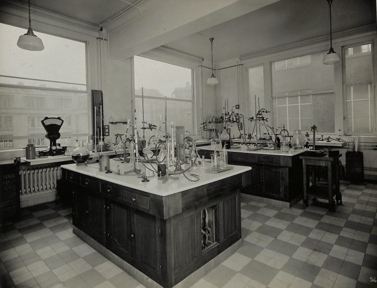 Labo IBPC-n°54-© Archives IBPC:Photo Chevojon