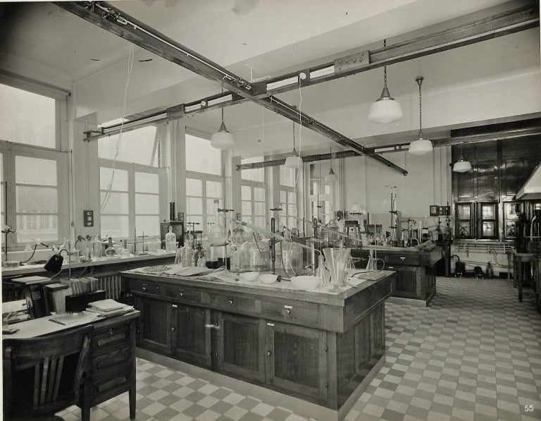 Labo IBPC-n°55-© Archives IBPC:Photo Chevojon